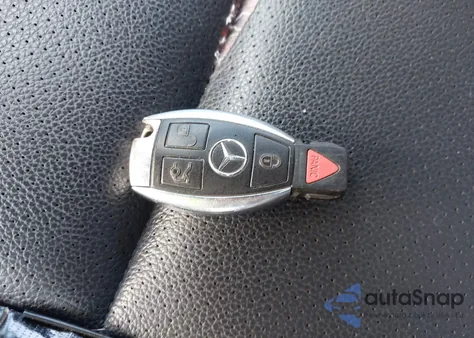 2014 Mercedes-Benz C 300 z USA, uszkodzony, nr VIN WDDGF8AB1EG158038